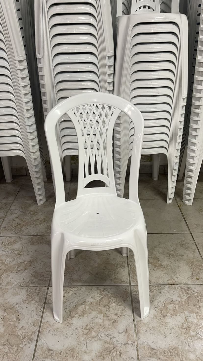 Cadeira plástica branca para aluguel em Curitiba