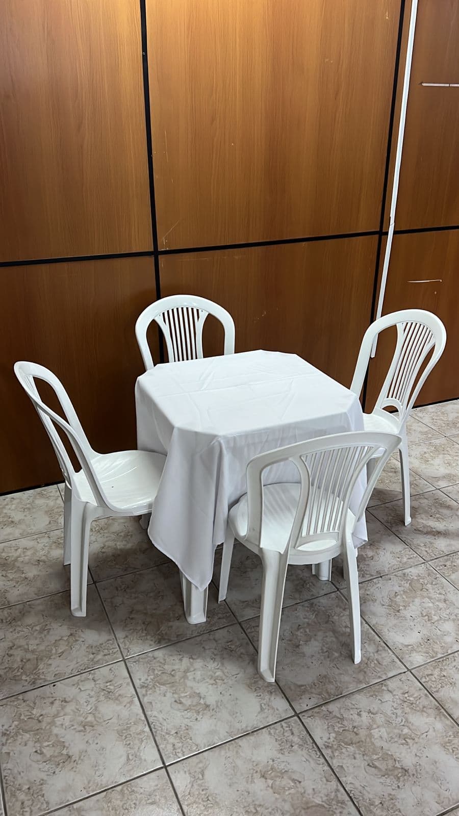 Mesa com toalha branca para aluguel em festas em Curitiba